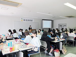 コビー様保育士向けメイク研修風景2