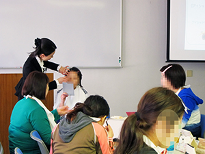 コビー様保育士向けメイク研修風景3